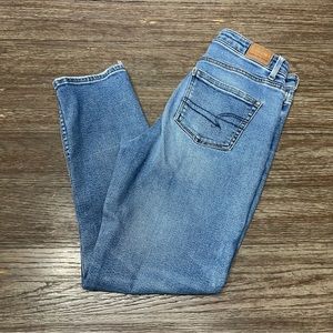 American Eagle Med Wash Mom Jean
